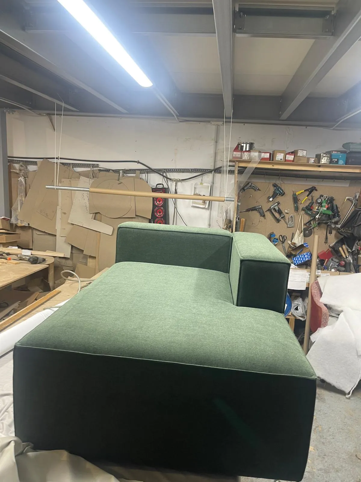 Chaise longue tapizada en verde oscuro