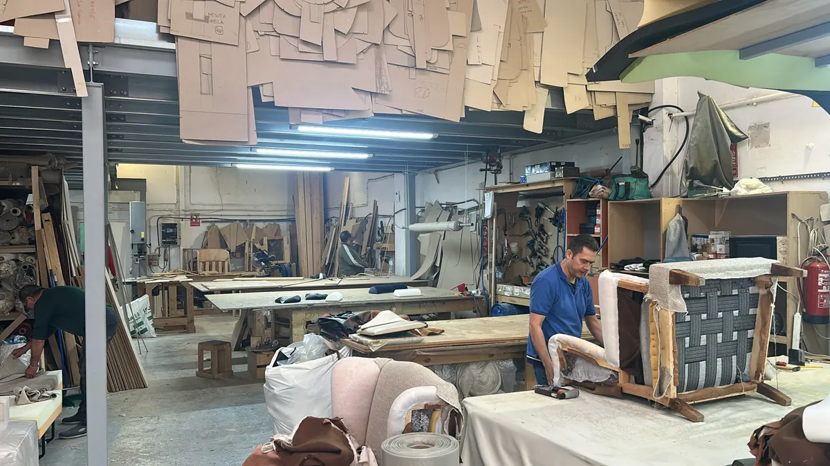 El taller de Tapisseria Gama en plena faena